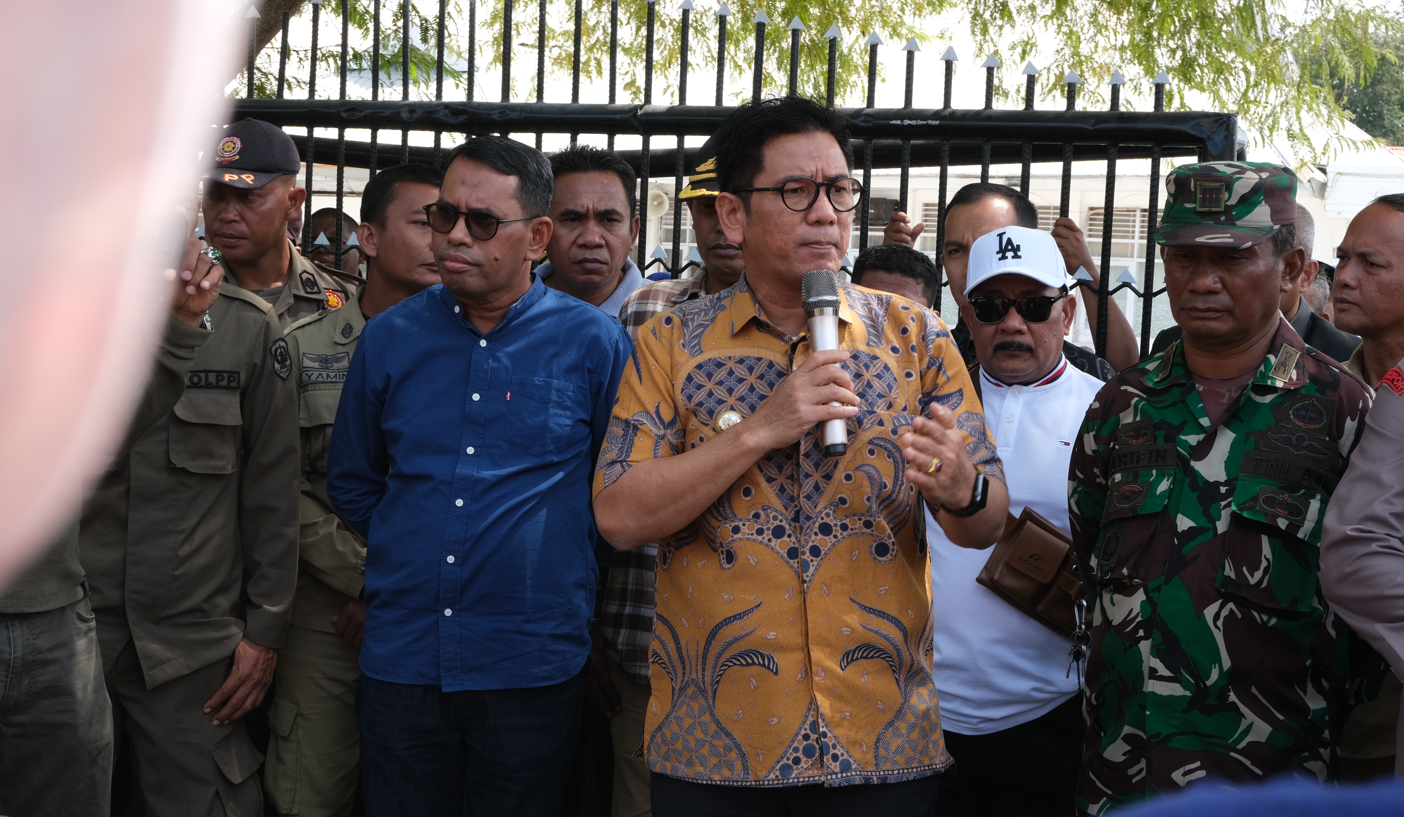 Pj Bupati Buton Tengah, Andi M Yusuf saat menerima Persatuan Supir Truk (Petra) Kabupaten Buton Tengah (Buteng) melakukan demonstrasi di depan kantor Pemerintahan Daerah dan Dewan Perwakilan Rakyat Daerah (DPRD) Buton Tengah (Buteng). Jumat (29/9/2023). Foto : Muhammad Shabuur