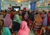 Masyarakat Kabupaten Buton Tengah (Buteng) antusias menyambut Gerakan Pangan Murah (GPM) yang dilaksanakan secara serentak di seluruh Indonesia dengan memadati Aula kantor Bupati Buton Tengah pada Senin (16/10/2023). Foto : Muhammad Shabuur