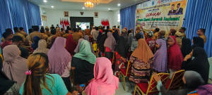 Masyarakat Kabupaten Buton Tengah (Buteng) antusias menyambut Gerakan Pangan Murah (GPM) yang dilaksanakan secara serentak di seluruh Indonesia dengan memadati Aula kantor Bupati Buton Tengah pada Senin (16/10/2023). Foto : Muhammad Shabuur