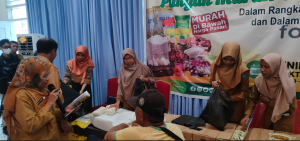 Masyarakat Kabupaten Buton Tengah (Buteng) antusias menyambut Gerakan Pangan Murah (GPM) yang dilaksanakan secara serentak di seluruh Indonesia dengan memadati Aula kantor Bupati Buton Tengah pada Senin (16/10/2023). Foto : Muhammad Shabuur