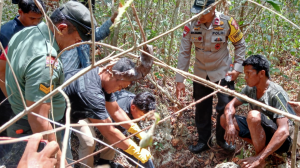 Polres Buton Tengah saat mengamankan temuan kerangka manusia. Foto : IST