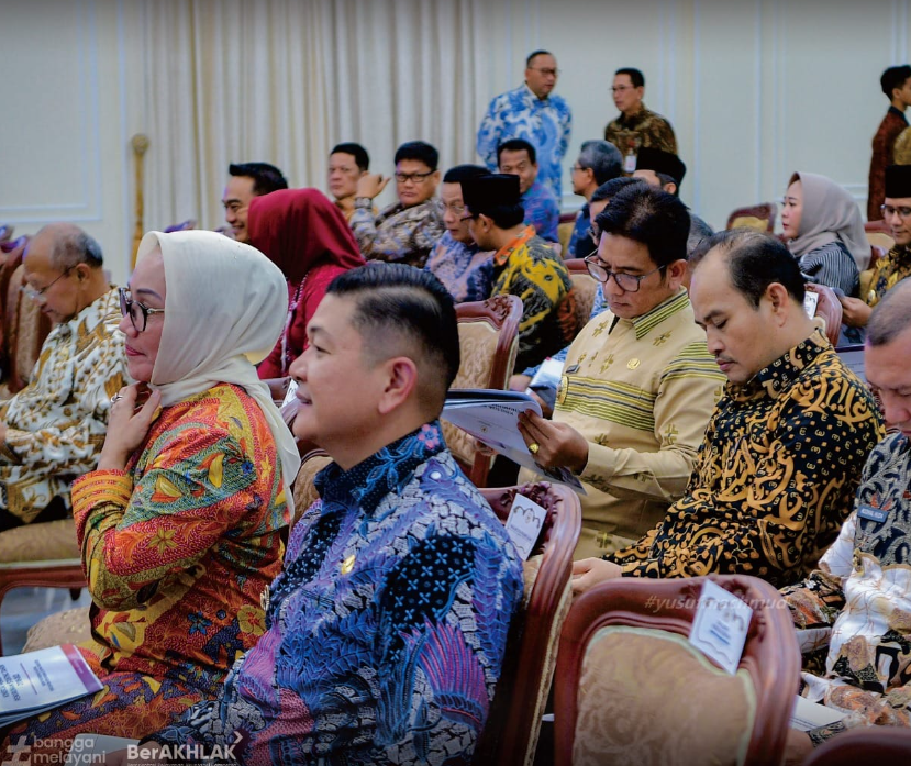 Pj Bupati Buton Tengah, Dr. Drs. H.Andi Muhammad Yusuf, M,Si. menggunakan Baju Motif berwarna krem saat menghadiri rapat koordinasi nasional penurunan angka stunting. Foto : Diskominfo