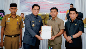Pemerintah Daerah dan DPRD Buton Tengah menyetujui dan menandatangani Nota kesepakatan KUA-PPAS APBD T.A 2023. Foto Dinas Kominfo Buton Tengah