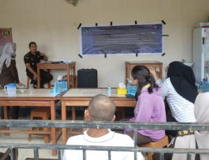 Tampak 1 Unit Kompresor, 2 Bal Selang, dan tampak beberapa galon terisi BBM Silar