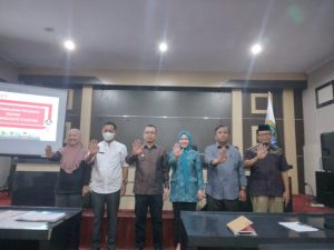 Tampak PJ Bupati Bolmut ditengah didampingi ketua TP PKK Bolmut , Asisten II disebelah kanan Bupati, dan didampingi Sekertaris daerah, Kadis KB sebelah kiri Bupati