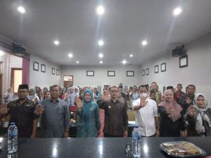 Tampak PJ Bupati Bolmut ditengah didampingi ketua TP PKK Bolmut , Asisten II disebelah kanan Bupati, dan didampingi Sekertaris daerah, Kadis KB sebelah kiri Bupati