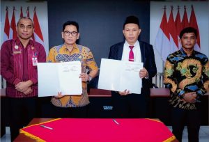 Pemda Buton Tengah Bersama KPU dan Bawaslu Buton Tengah Saat Menunjukan NPHD Pemilu 2024. Foto : Diskominfo Buton Tengah.