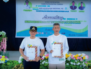 Andi Muhammad Yusuf memakai Topi Penjabat, saat me Lauching PMT Lokal. (Foto : DisKominfo Buteng).