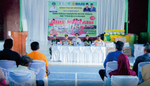 Penjabat (Pj) Bupati Buton Tengah, Andi Muhammad Yusuf  (Tengah) menghadiri pembukaan Gerakan Pangan Murah (GPM) didampingi Forkopimda Buton Tengah. Foto : Dinas Kominfo Buton Tengah Penjabat (Pj) Bupati Buton Tengah, Andi Muhammad Yusuf  (Tengah) menghadiri pembukaan Gerakan Pangan Murah (GPM) didampingi Forkopimda Buton Tengah. Foto : Dinas Kominfo Buton Tengah