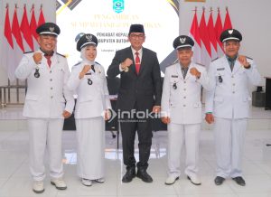 Empat ASN lingkup Kabupaten Buton Tengah di ambil Sumpah/Janji atau dilantik sebagai Penjabat Kepala Desa oleh Penjabat Bupati Buton Tengah, Andi Muhammad Yusuf yang akan menjabat dibeberapa Kecamatan yaitu Kecamatan Mawasangka Timur, Kecamatan Mawasangka Tengah dan Kecamatan Gu, Pelantikan diadakan di Aula Kantor Bupati Buton Tengah, Jum’at (17/11/2023). Foto : Muhammad Shabuur/infokini.news