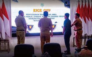 Pemda Buton Tengah menggelar Orientasi dan Kick Off Meeting rancangan awal Rencana Pembangunan Jangka Panjang Daerah (RPJPD) Kabupatan Buton Tengah 2025-2045 di Gelar di Aula Kantor Bupati, Senin (20/11/2023). Foto Dinas Kominfo Buton Tengah.