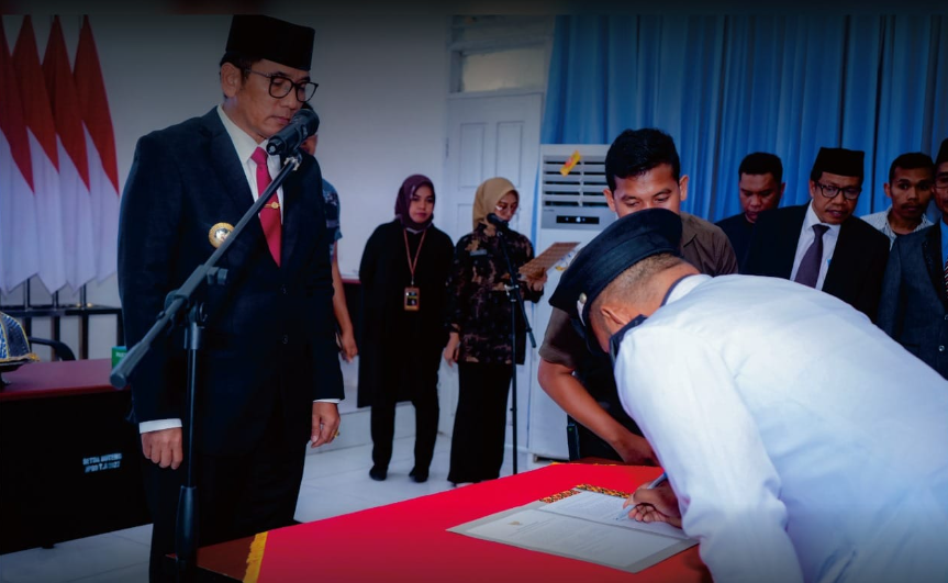 Penjabat Bupati Buton Tengah, Andi Muhammad Yusuf saat melantik Penjabat Bupati Buton Tengah Beberapa Waktu lalu. Foto : Dinas Kominfo Buton Tengah.