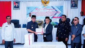 Pj. Bupati Buton Tengah, Andi Muhammad Yusuf serahkan Raperda APBD Kabupaten Buton Tengah Tahun 2024 Kepada Wakil Ketua DPRD Buton Tengah, Suharman. Foto. Diskominfo Buteng