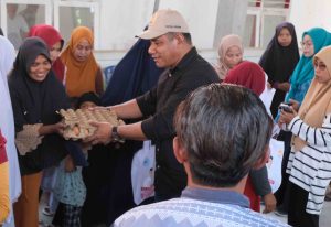 Ketua KONI Kabupaten Buton Tengah, La Andi Bertopi Warna Krim saat memberikan sembako kepada anak Stunting dan Ibu hamil di Kecamatan Lakudo. (Foto : Muhammad Shabuur/Infokini.news) Ketua KONI Kabupaten Buton Tengah, La Andi Bertopi Warna Krim saat memberikan sembako kepada anak Stunting dan Ibu hamil di Kecamatan Lakudo. (Foto : Muhammad Shabuur/Infokini.news)