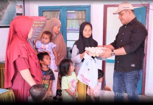 Ketum KONI Kabupaten Buton Tengah, La Andi saat memberikan bantuan kepada pendrita Andi Muhammad Yusuf. Foto : Muhammad Shabuur/infokini.news