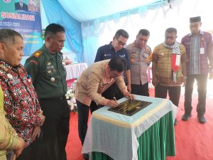 Penjabat Bupati Buton Tengah, Andi Muhammad Yusuf saat meresmikan Bina Keluarga Balita Holistik Integratif Unggulan (BKB HIU) dan Sosialisasi Layanan BKB HIU di Kampung Keluarga Berkualitas Tingkat Kabupaten Buton Tengah. Foto : IST