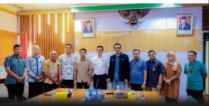 Pj. Bupati Buteng Andi Muhammad Yusuf yang didampingi oleh Ketua DPRD Buteng Bobi Ertanto saat memberikan tanda kenang-kenangan kepada General Manajer (GM) Moch. Andy Adchaminurdin PT PLN (Persero) UID Sulselrabar di Kota Makassar beserta jajaran.. Foto : IST