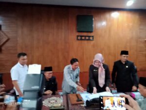 Meskipun Mengalami Penundaan, RAPBD P Kaur Akhirnya Disahkan Meskipun Mengalami Penundaan, RAPBD P Kaur Akhirnya Disahkan