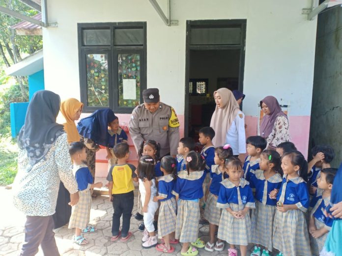 Bhabinkamtibmas Polsek Lebakbarang Sambangi Anak-Anak Paud, Tingkatkan Kecintaan Anak pada Polisi