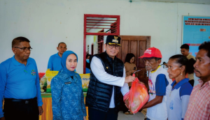 Gambar : Penjabat Bupati Buton Tengah, Andi Muhammad Yusuf saat melaksanakan Gerakan Pasar Murah di Desa Lakapera, Sabtu (9/12/2023). Foto : Diskominfo Buton Tengah