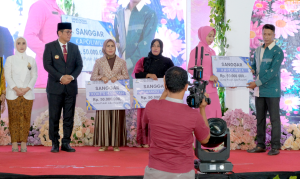 Gambar Penyerahan Secara simbolis Bantuan Hibah Kepada Sanggar Seni Kapoliwua, untuk Penguatan Kearifan Lokal dan Ekonomi Produktif (28/12/2023). Foto : Muhammad
