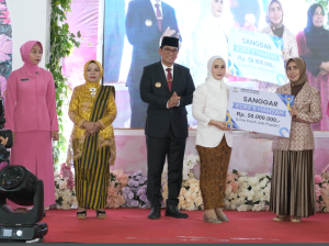 Gambar : Penyerahan bantuan senilai 50 juta rupiah dari Kementerian Sosial Republik Indonesia kepada Kelompok kesenian Sanggar Koke’s Hamzah, Kamis (28/12/2023). Foto Muhammad