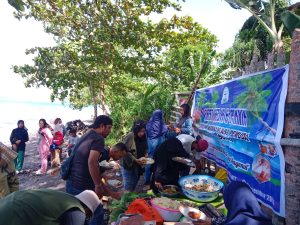 Gambar : Rapat Kerja (Raker) Pengurus Forum Komunikasi (Forkom) Sula - Sofifi Maluku Utara yang berlangsung di pantai Desa Balbar, Minggu (10/12/2023). Foto : Indra for IKNews.