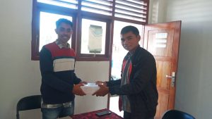 Gambar : Penyerahan Buku hasil hibah dari Lembaga Layanan Pendidikan Tinggi (LLDIKTI) Wilayah XII Maluku – Maluku Utara diserahkan ke Universitas Bumi Hijrah (Unibrah) Tidore pada Senin (18/12/2023). Foto : Idra for Infokini.news