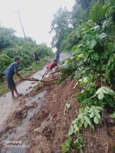 Hujan Deras, Akibatkan Jalan Tertutup Lumpur