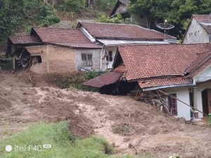 Dua rumah warga yang Terkena longsoran tanah di desa Depok kecamatan lebakbarang (03/12/2023)