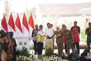 Gambar. Jokowi didampingi Menteri Pekerjaan Umum dan Perumahan Rakyat (PUPR) Basuki Hadimuljono, Gubernur Jawa Timur Khofifah Indar Parawansa, dan Pj. Wali Kota Batu Aries Agung Paewai tekan sirine dibukanya Pasar Induk Among Tani Kota Batu, di Jalan Dewi sartika, Temas, Kota Batu, Kamis (14/12/23).