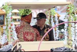 Gambar. Bupati Malang, Drs. H. M. Sanusi, M. M. berangkatkan dan mengikuti Kanigoro Festival Nusantara yang memulai start dari Desa Brongkal dan finis di depan Kantor Desa Kanigoro, Kecamatan Pagelaran, Minggu (17/12/23).