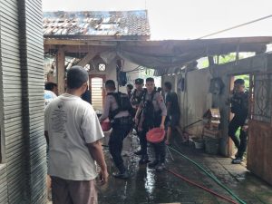 Dalmas polres Pekalongan sigap bantu rumah warga desa kemasan kecamatan Bojong(17/12/2023)