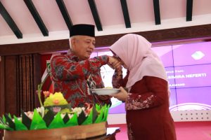 Gambar. Bupati Malang Drs.H.M Sanusi M,M didampingi Ketua TP PKK Kabupaten Malang Hj. Anis Zaida Sanusi, Wabup Malang Drs. Didik Gatot Subroto, S.H M,H bersama Ketua 1 TP PKK Hanik Dwi Martha, Jajaran Forkopimda Kabupaten Malang, Para Pejabat di Lingkup Pemerintah Kabupaten Malang, Ketua beserta Pengurus Inti dan Keluarga Besar TP PKK, Camat dan Forkopimcam se-Kabupaten Malang, untuk menghadiri Puncak Peringatan Hari Ibu (PHI) ke-95 di Pendopo Agung Kabupaten Malang, Jum’at (22/12/2023).