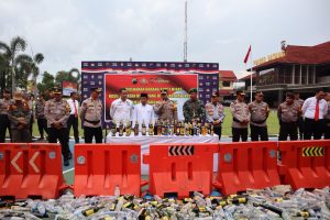Polres Batang musnahkan Ribuan Botol Miras Jelang Tahun Baru 2024 dihalaman Mapolres (31/12/2024)