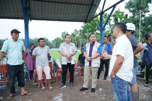 Kunjungi Korban Banjir, Bupati Labuhanbatu Berikan Sembako
