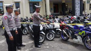 Gambar : Satlantas Polres Pekalongan berhasil menindak 103 unit motor knalpot tidak standar (05/01/2024).