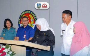 Gambar. Gubernur Jatim, Khofifah Indar Parawansa bersama Pj Wali Kota Malang, Wahyu Hidayat dan Kepala Dinas Pendidikan Jatim, Aries Agung Paewai penekan tombol sirine dibukanya Asrama Pulau Mandangin di SMA Negeri Taruna Nala, yang berlokasi di Jalan Raya Tlogowaru, Kedungkandang, Kota Malang.