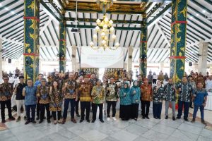 Gambar. Wabup Malang, Drs. H. Didik Gatot Subroto, SH. MH terima cidra mata dari Kemenko Marvel, Rofi Alhanif dan President of Project Alliance to End Plastic Waste, Nicholas Kolesch.