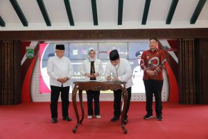 Gambar. Bupati Malang, Drs. H. M. Sanusi, M. M, bersama Kepala Bank Indonesia Cabang Malang,  Samsu Hadi dan Kepala Bank Jatim Cabang Kepanjen, serta Kepala  Perumda Jasa Yasa Malang bersama-sama menobol/ Launching E-Retribusi Parkir dan Tiket masuk tempat wisata Perumda Jasa Yasa yang ada di Kabupaten Malang.