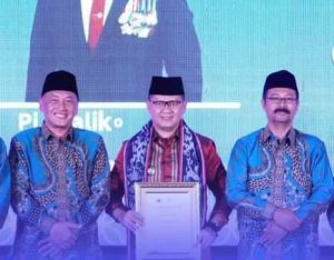 Gambar. Pj Wali Kota Batu, Aries Agung Paewai terima penghargaan dari Kepala Kemenag Kota Batu.