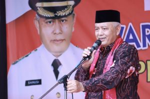 Bupati Malang, Drs. H. M. Sanusi, M. M. memotong tumpeng pada acara tasyakuran pembangunan pelebaran jalan poros di Desa Wonorejo, Kec. Singosari, Kab. Malang, Minggu (14/1/2024).
