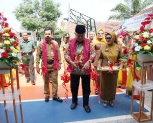 Gambar. Bupati Malang, Drs. H. M. Sanusi, M. M. didampingi Kepala Dinas Pendidikan Malang, Dr. Suwadji, S. IP., M. Si, meresmikan Lapangan Bola Basket dan pemotongan pita serta penandatanganan prasasti Gedung Perpustakaan SMP Negeri 1 Kepanjen.(16/1/2024)