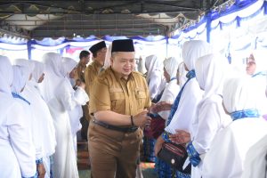 Bupati Tapsel dan Ketua TP PKK Kompak Hadiri Pengajian BKMT di Desa Saro Godung