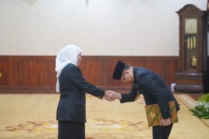 Gambar. Gubernur Jatim, Khofifah Indar Parawansa serahkan Surat Keputusan Menteri Dalam Negeri Nomor 100.2.1.3-72 Tahun 2024 tentang Perpanjangan Masa Jabatan Walikota Batu, Aries Agung Paewai. (18/1/24).