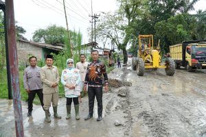 Wakil Bupati Bersama Wakil Ketua DPRD Tinjau Jalan Rusak di Pangkatan
