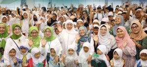 Gambar. Ketua Panitia Harlah ke-78, Khofifah Indar Parawansa menggelar santunan bagi 500 anak yatim.