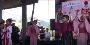 Gambar. Pj Wali Kota Batu, Aries Agung Paewai potong pita resmikan Kampung Sakura Desa Wisata Tematik Desa Sidomulyo, Kota Batu. (21/1/24).
