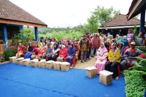 Bupati Malang Tinjau Jalan Tembus dan Serahkan Paket Bantuan kepada 102 Kepala Keluarga