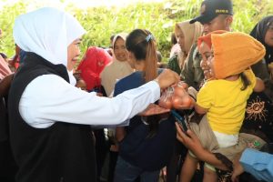 Gambar. Gubernur Jawa Timur, Dra. Hj. Khofifah Indar Parawansa, S. Sos. memberikan bingkisan ke Ibu-ibu dusun Sumbul, Desa Klampok, Kec. Singosari, Kab. Malang (27/1/2024).